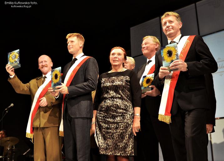 &#x28;na&#x20;zdjęciu&#x20;od&#x20;lewej&#x20;stoją&#x3a;&#x20;Edward&#x20;Marszałek&#x2c;&#x20;Szymon&#x20;Sędrowski&#x2c;&#x20;prof&#x2e;&#x20;Halina&#x20;Zgółkowa&#x2c;&#x20;Leszek&#x20;Mikos&#x2c;&#x20;Walery&#x20;Tankiewicz&#x29;&#x20;fot&#x2e;&#x20;Emilia&#x20;Kuflowska