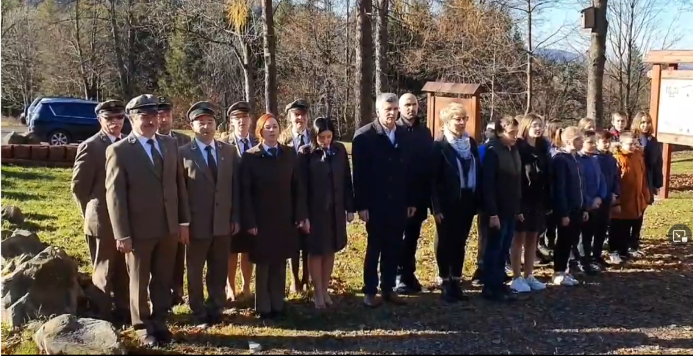 Leśnicy&#x20;śpiewają&#x20;hymn