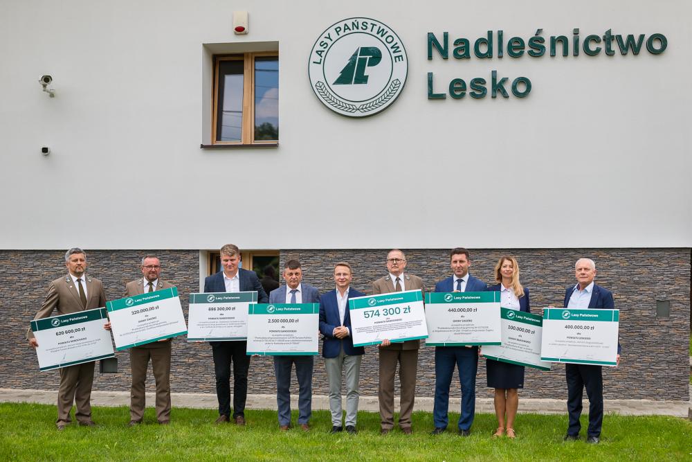 Wspólne&#x20;zdjęcie&#x20;przed&#x20;siedzibą&#x20;Nadleśnictwa&#x20;Lesko